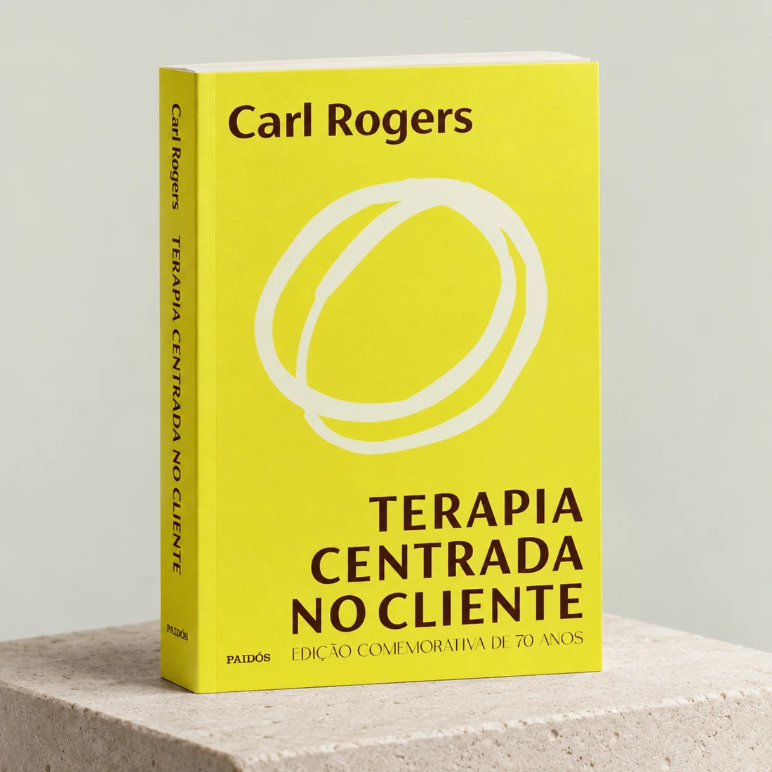 Mockup 3D do livro Terapia centrada no cliente, de Carl Rogers, com capa amarela sobre uma base de pedra